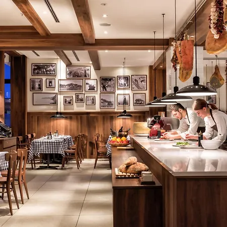 Estrel 4* Берлин